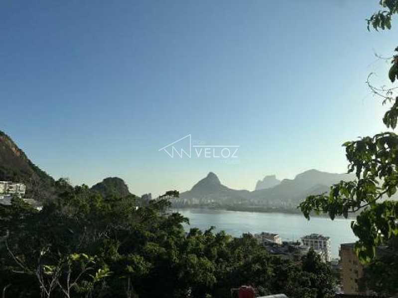 Casa de rua - Triplex / Residencial / Lagoa