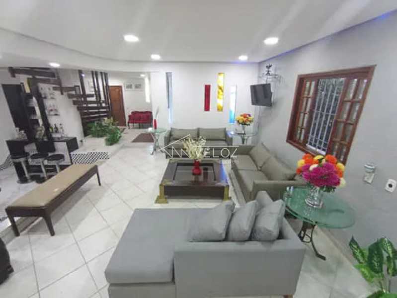 Casa de rua - Triplex / Residencial / Laranjeiras