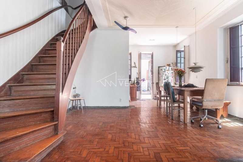 Casa de rua - Triplex / Residencial / Santa Teresa