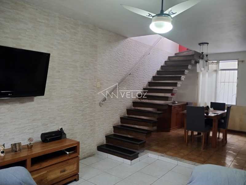 Casa de rua - Triplex / Residencial / Portuguesa